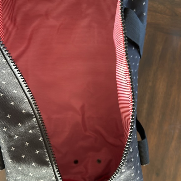 BAG HERSCHEL SUPPLY CO. SUTTON MID-VOLUME DUFFLE BAG- like new, missing strap - Picture 9 of 10